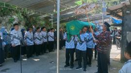 Upacara Kedinasan dan Penyerahan Akta Kematian Almarhumah Ibu Dwi Ariyani Hastuti, S.Pd.AUD